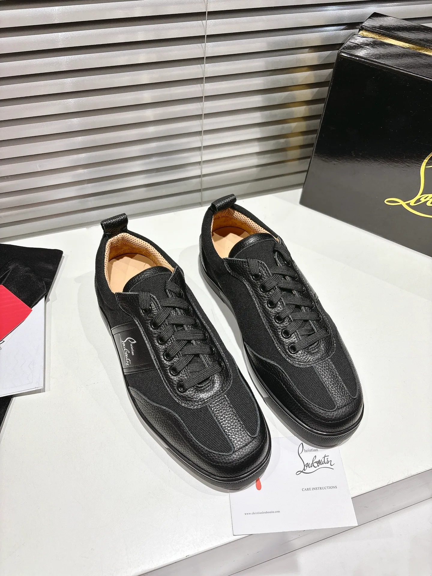 👟👟Ex-factory price 680👟👟 ╔Low top logo sports shoes╗ ·Top version customization·2025𝐬𝐬 𝑪𝒉𝒓𝒊𝒔𝒕𝒊𝒂𝒏 𝑳𝒐𝒖𝒃𝒐𝒖𝒕𝒊𝒏 Retero flat sneakers are smooth and crafted in white grained calfskin and canvas. It is decorated with a stylish side strap with the iconic Maison Christian Louboutin logo, contrasting with Cuoio brown leather for an effortlessly stylish look. This modern sneaker combines a retro '70s look with modern sophistication, featuring a flexible construction. ▪️No matter the last type, fabric, rhinestones, nails, lining, outsole, it is as close as possible to ZP... ▪️The original sole is specially provided by the original factory ▪️The lining is imported water-dyed cowhide ▪️Private customization time is about 3-7 days —————— Size: Women's 35M-41M Men's 38M-47M